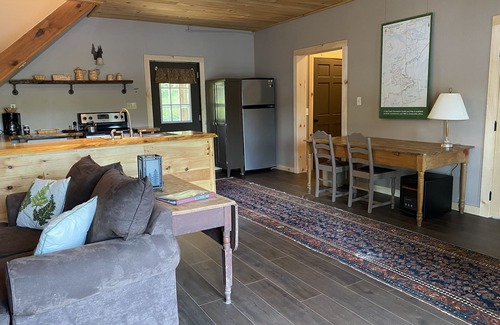 Russell Cabina | Tranquila cabaña en el agua ~ kayaks, tabla de SUP, bote de remos, bañera de hidromasaje, sauna