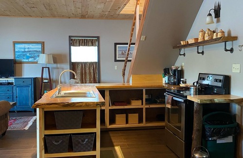 Russell Cabina | Tranquila cabaña en el agua ~ kayaks, tabla de SUP, bote de remos, bañera de hidromasaje, sauna