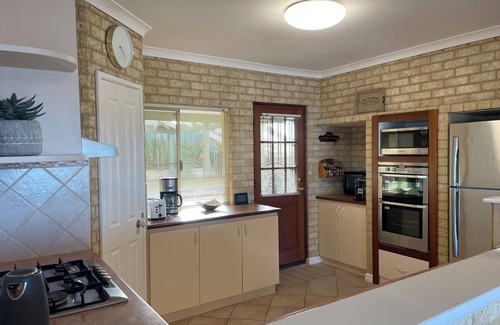 Dawesville Casa | Peaceful Estuary Views. Huge family home with table tennis, kayak and basketball