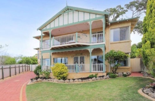 Dawesville Casa | Peaceful Estuary Views. Huge family home with table tennis, kayak and basketball