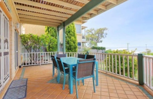 Dawesville Casa | Peaceful Estuary Views. Huge family home with table tennis, kayak and basketball