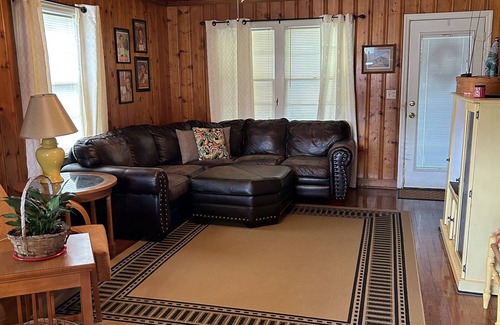 Mullins Casa | Peaceful Farm Getaway