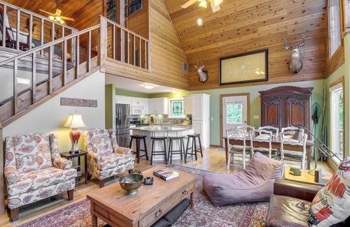 Greers Ferry Cabina | Peaceful Greers Ferry Cabin w/ Deck & Lake View!