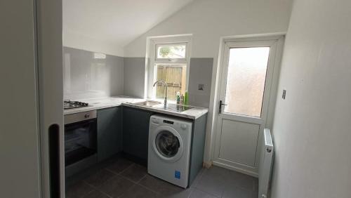 Canton Apartamento | Peaceful Hideaway with Hot Tub near Cardiff Centre