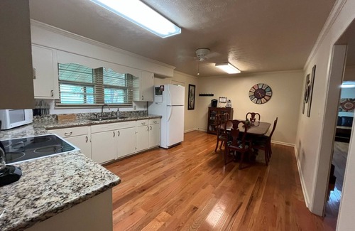 Centerville Cabaña | Colinas tranquilas- el perfecto para relajarse. ¡Estar rodeado de un hermoso arroyo y la naturaleza!