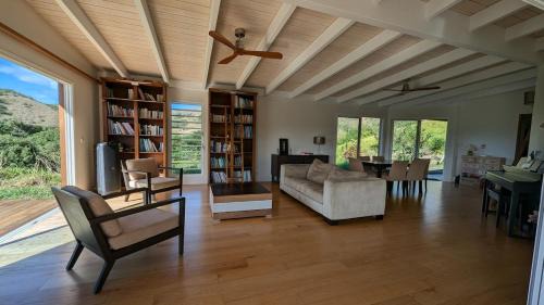 Bourail Villa | Peaceful house in nature, with views of rolling hills