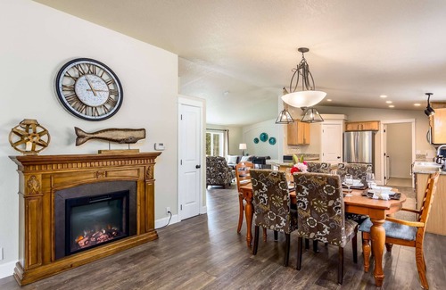 Florence Casa | Retiro tranquilo lago con vistas al lago! 2 minutos a pie del lago Siltcoos, patio al aire libre con parrilla de gas y Wifi