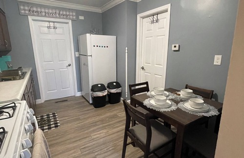 Airport Township Casa | Peaceful little house in the heart of Maryland Heights