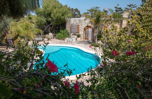 Wardija Cabaña | Ubicación tranquila en Wardija, cerca de la bahía de San Pablo: gran piscina y extensos jardines