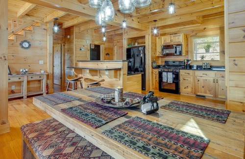 Vein Mountain Cabina | Peaceful Peaks: Nebo Log Cabin w/ Private Hot Tub!