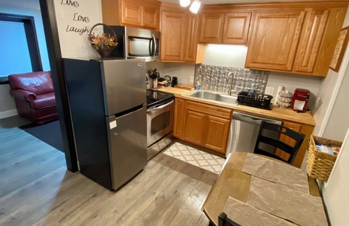 Simsbury Center Casa | Peaceful & Private house in charming Simsbury. No pets