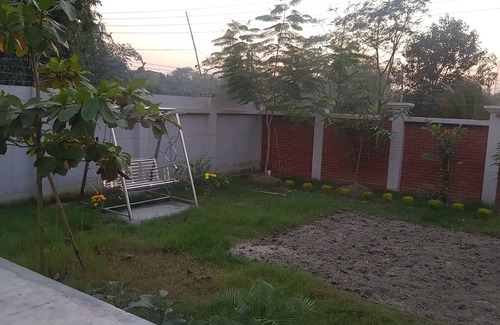 Dhaka Division Villa | Peaceful Villa with 3 rooms, a pool & green yard, 15 min from Airport