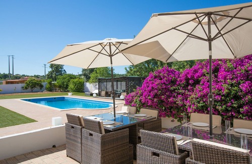 Almancil Villa | Peaceful Village Location, 9 habitaciones, piscina, sala de juegos, bar al aire libre, mirador