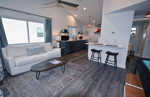 Navarre Cabaña | Peaceful Waterfront Cottage