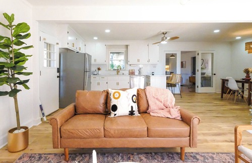 Wilson Casa | Peaceful, Well-Lit 3 Bed, 3 Bath Spacious Retreat With Mid-Century Modern Design