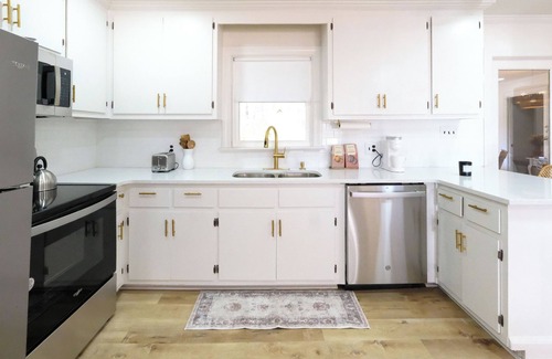 Wilson Casa | Peaceful, Well-Lit 3 Bed, 3 Bath Spacious Retreat With Mid-Century Modern Design