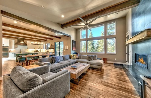 Montgomery Estates Cabina | PeakView: Air Conditioning, Luxury 6br, Hot Tub Game Room, Theater, Bar, Near Lake, Heavenly, Hiking