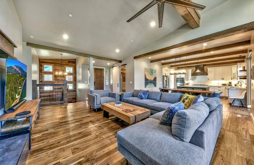 Montgomery Estates Cabina | PeakView: Air Conditioning, Luxury 6br, Hot Tub Game Room, Theater, Bar, Near Lake, Heavenly, Hiking