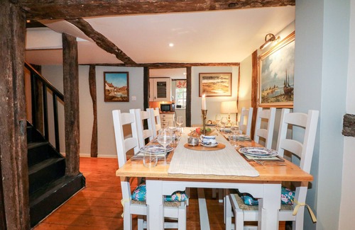 Petworth Cabaña | PEPPERMINT COTTAGE, pet friendly, with open fire in Petworth