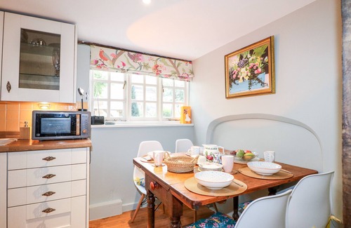 Petworth Cabaña | PEPPERMINT COTTAGE, pet friendly, with open fire in Petworth