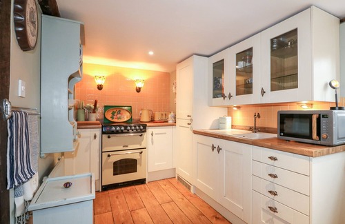 Petworth Cabaña | PEPPERMINT COTTAGE, pet friendly, with open fire in Petworth