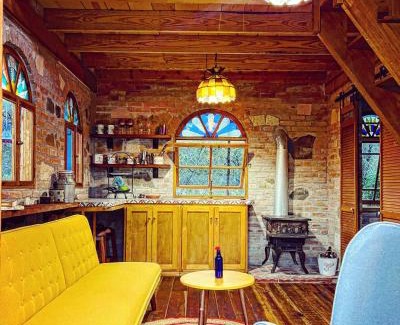Arteaga Otro | Pequeña cabaña mágica con chimenea interior