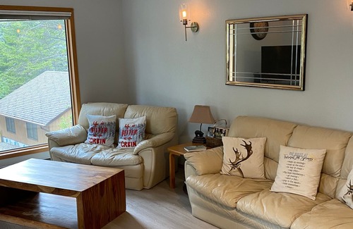 East Kootenay Cabina | Alojamiento perfecto para familias, parejas y perros, a minutos de una parada en Hot Springs