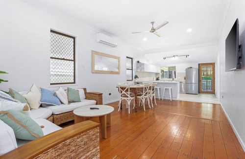 Lammermoor Casa | Perfect Cooee Bay Beach Getaway!