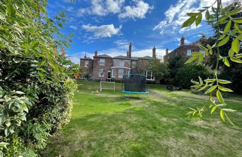 Reading Casa | Perfect for Large Family & Friends, Free Parking, Games