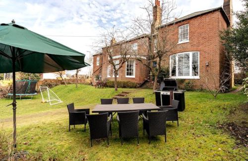Reading Casa | Perfect for Large Family & Friends, Free Parking, Games