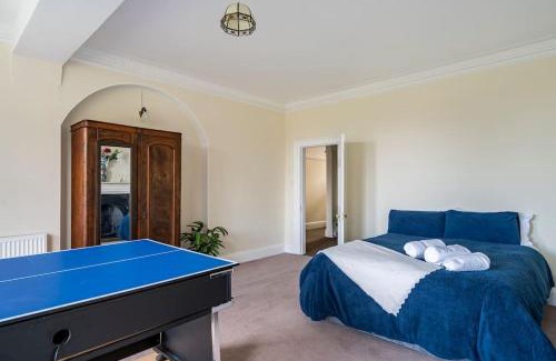 Reading Casa | Perfect for Large Family & Friends, Free Parking, Games