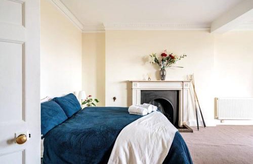 Reading Casa | Perfect for Large Family & Friends, Free Parking, Games