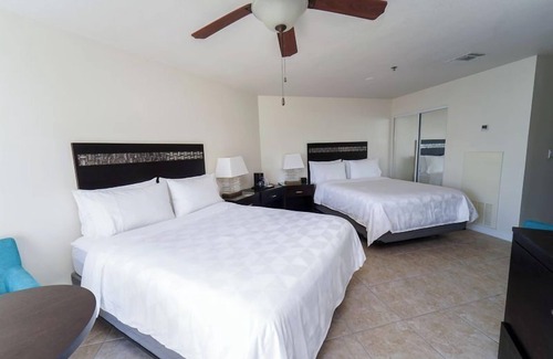 Crystal Harbour Complejo | Perfect Getaway! 2 Island View Units, Outdoor Pool, Near Cayman Turtle Center!
