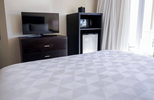 Crystal Harbour Complejo | Perfect Getaway! 2 Island View Units, Outdoor Pool, Near Cayman Turtle Center!