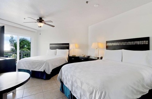 Crystal Harbour Complejo | Perfect Getaway! 2 Island View Units, Outdoor Pool, Near Cayman Turtle Center!