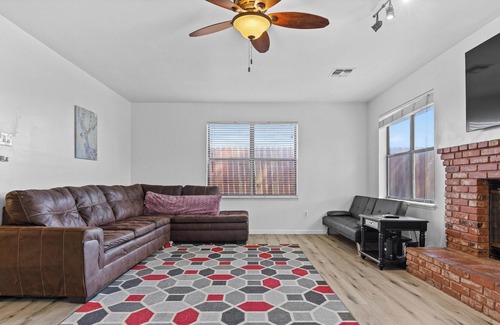 Pumpkin Center Casa | Perfect getaway in the 93313 neighborhood! Close to Downtown!