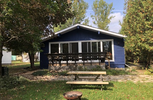 Grey Highlands Cabaña | Perfect hideaway: all-season, open concept cottage overlooking Lake Eugenia