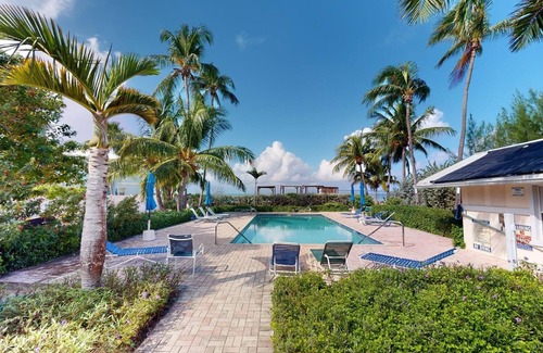 Seven Mile Beach Apartamento | Perfectly Located in the Heart of Seven Mile Beach by RedAwning