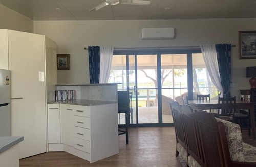 Brisbane Waterfront Apartamento | Perulpa Bay Magnificent upstairs unit, 50 m from sea, top views, Huge veranda