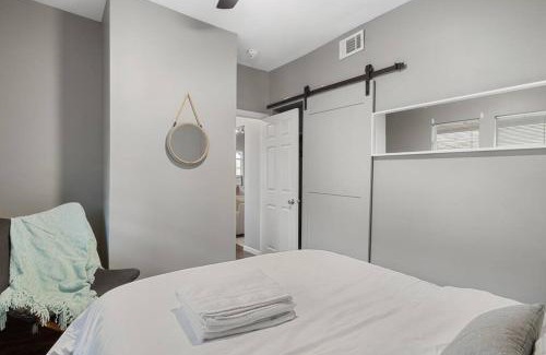 Meridian-Kessler Apartamento | Pet&Baby Friendly 2BR w- in-unit Laundry WIFI