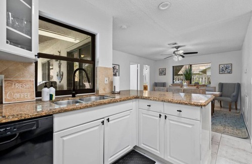 Tropic Palms Apartamento | Pet Friendly 8 Min to Atlantic Ave w/ Heated Salt Pool