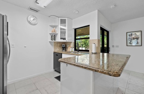 Tropic Palms Apartamento | Pet Friendly 8 Min to Atlantic Ave w/ Heated Salt Pool