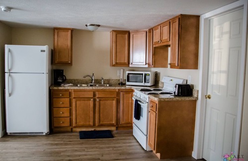 Geneva-on-the-Lake Casa | A estrenar 2 Dormitorio 1 Cable de baño, WiFi, AC, parrilla, caminando dist. ¡a la playa!