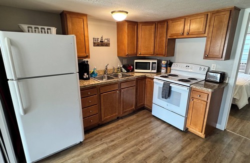 Geneva-on-the-Lake Casa | A estrenar 2 Dormitorio 1 Cable de baño, WiFi, AC, parrilla, caminando dist. ¡a la playa!