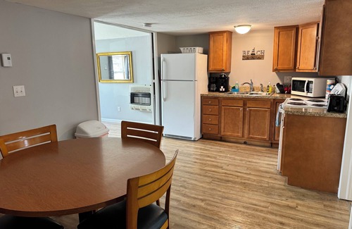 Geneva-on-the-Lake Casa | A estrenar 2 Dormitorio 1 Cable de baño, WiFi, AC, parrilla, caminando dist. ¡a la playa!