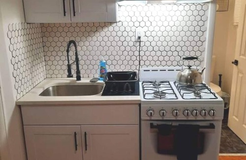West New York Apartamento | Pet Friendly Apartment minutes from NYC!