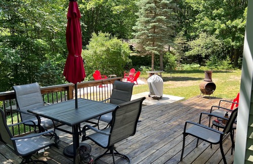 Thompsonville Cabina | Retiro de Betsie River que admite mascotas - Capacidad para 10 personas - ¡Esquí, pescado y mucho más!