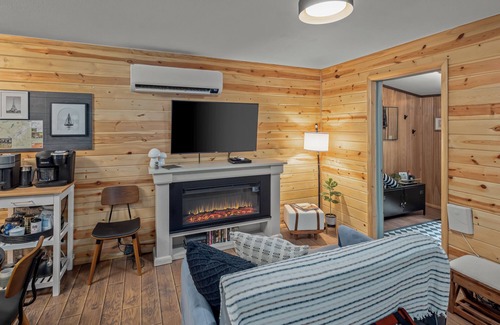 Eureka Springs Cabina | Pet-Friendly Cabin | Balcony · Hot Tub · Starlink