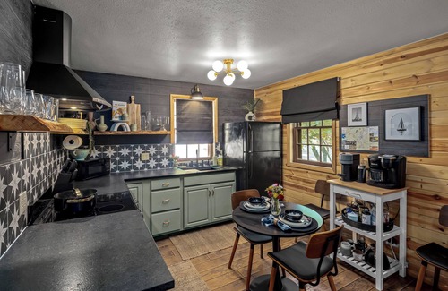 Eureka Springs Cabina | Pet-Friendly Cabin | Balcony · Hot Tub · Starlink