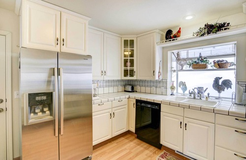 Lake Almanor West Cabina | Pet-Friendly California Cabin w/ Beach Access